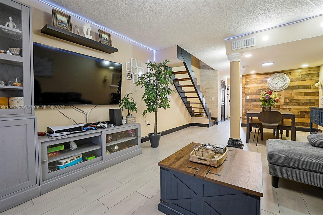 1705 W 57th St, Unit 506, Hialeah, FL 33012 Photo