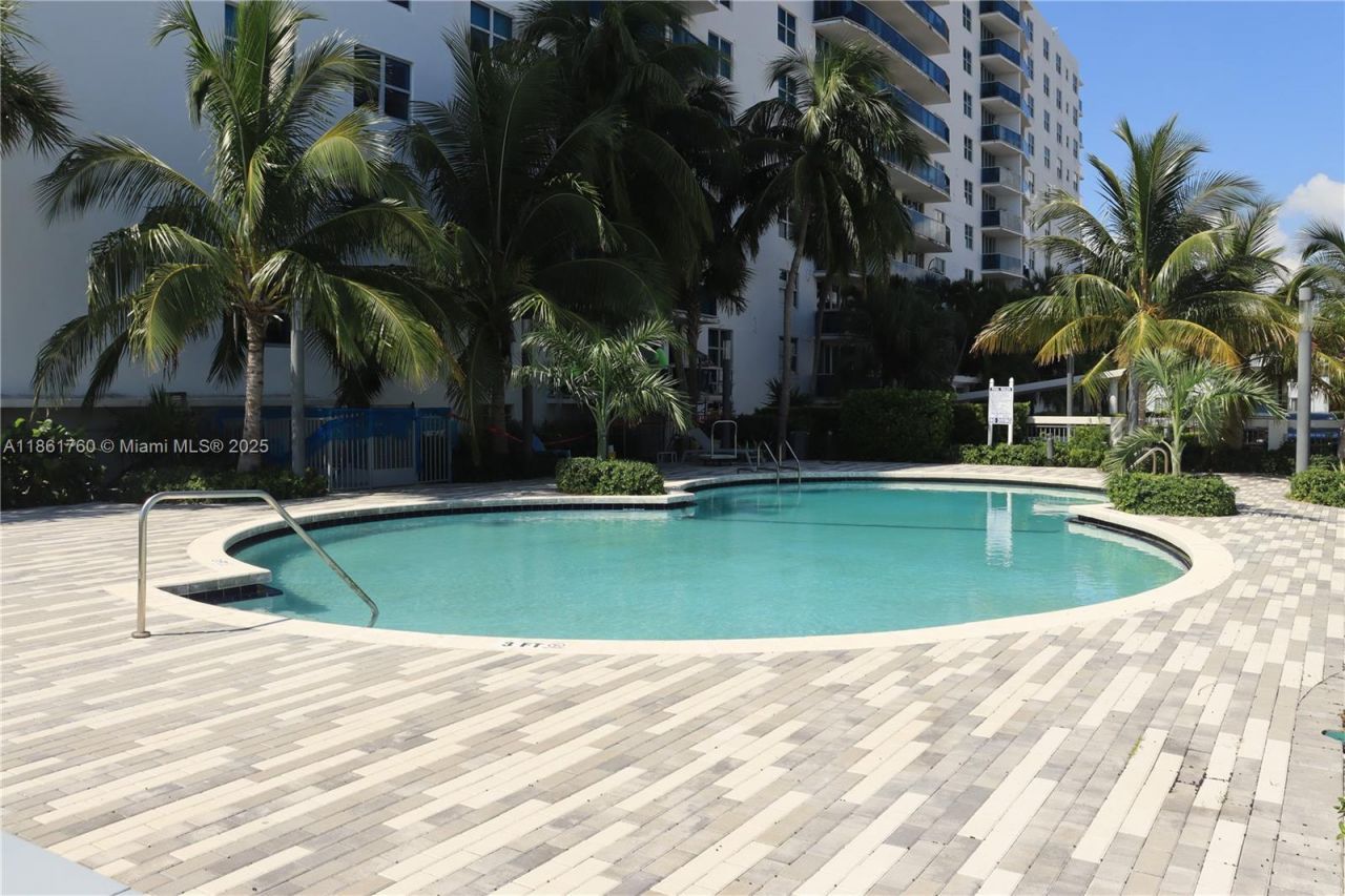 7501 E Treasure Dr, Unit 3K, North Bay Village, FL 33141 Photo