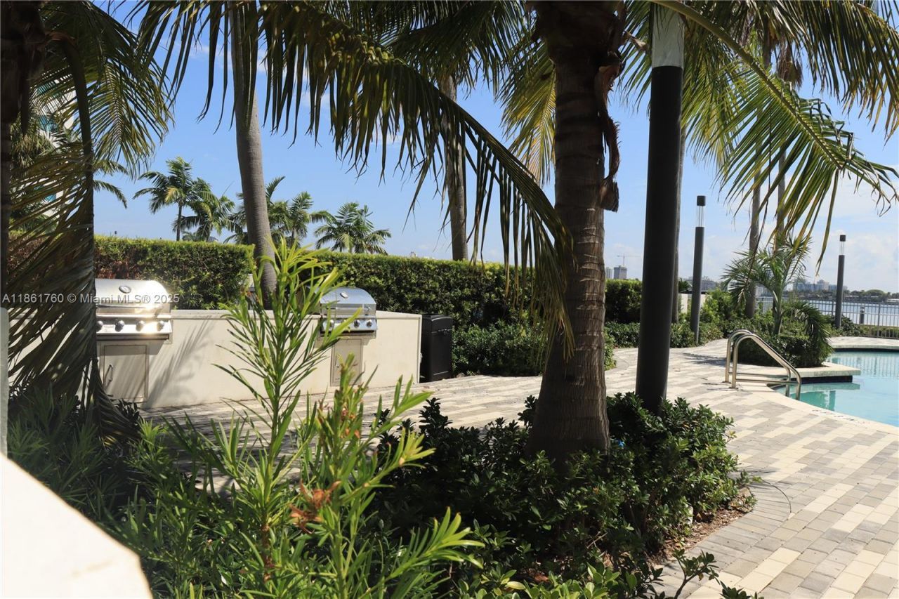 7501 E Treasure Dr, Unit 3K, North Bay Village, FL 33141 Photo