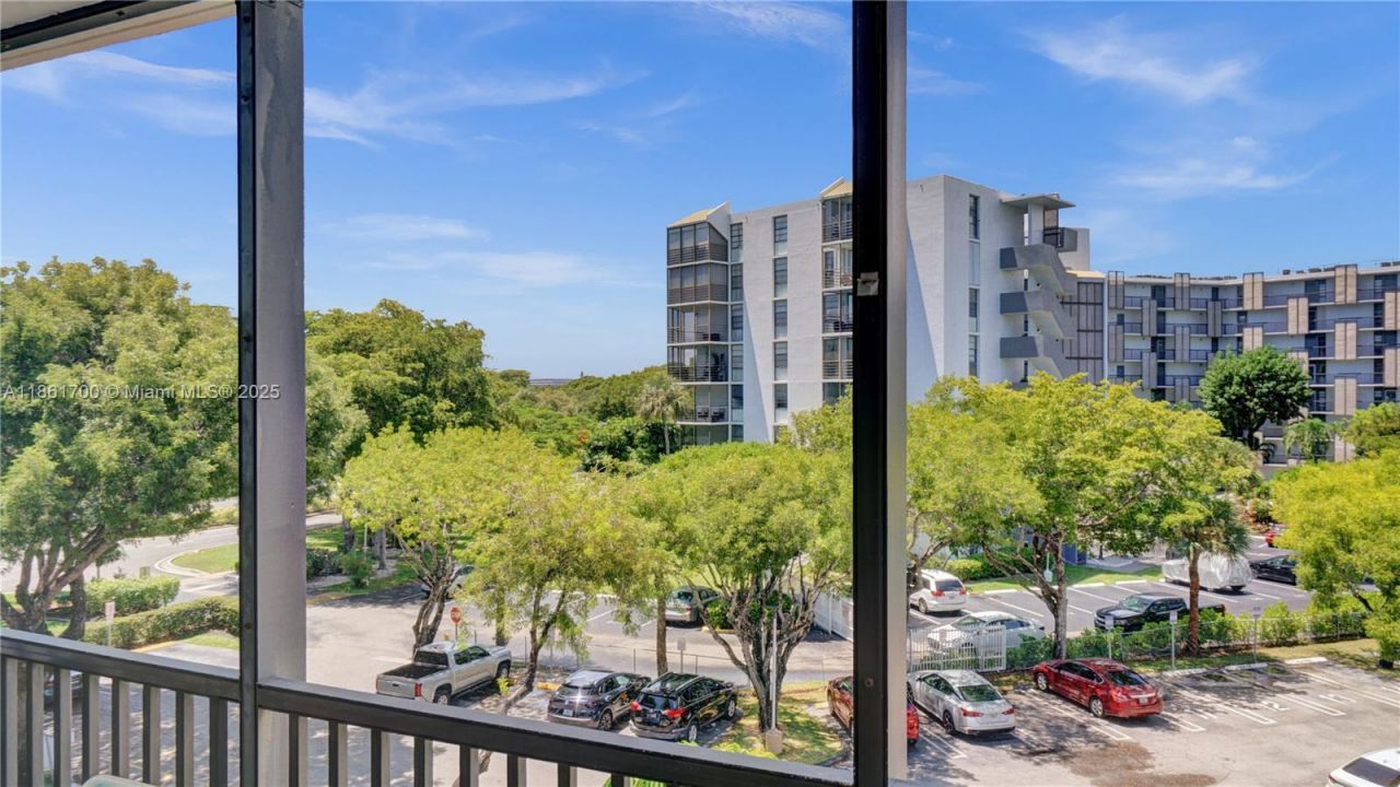 3101 N Country Club Dr, Unit 401, Aventura, FL 33180 Photo