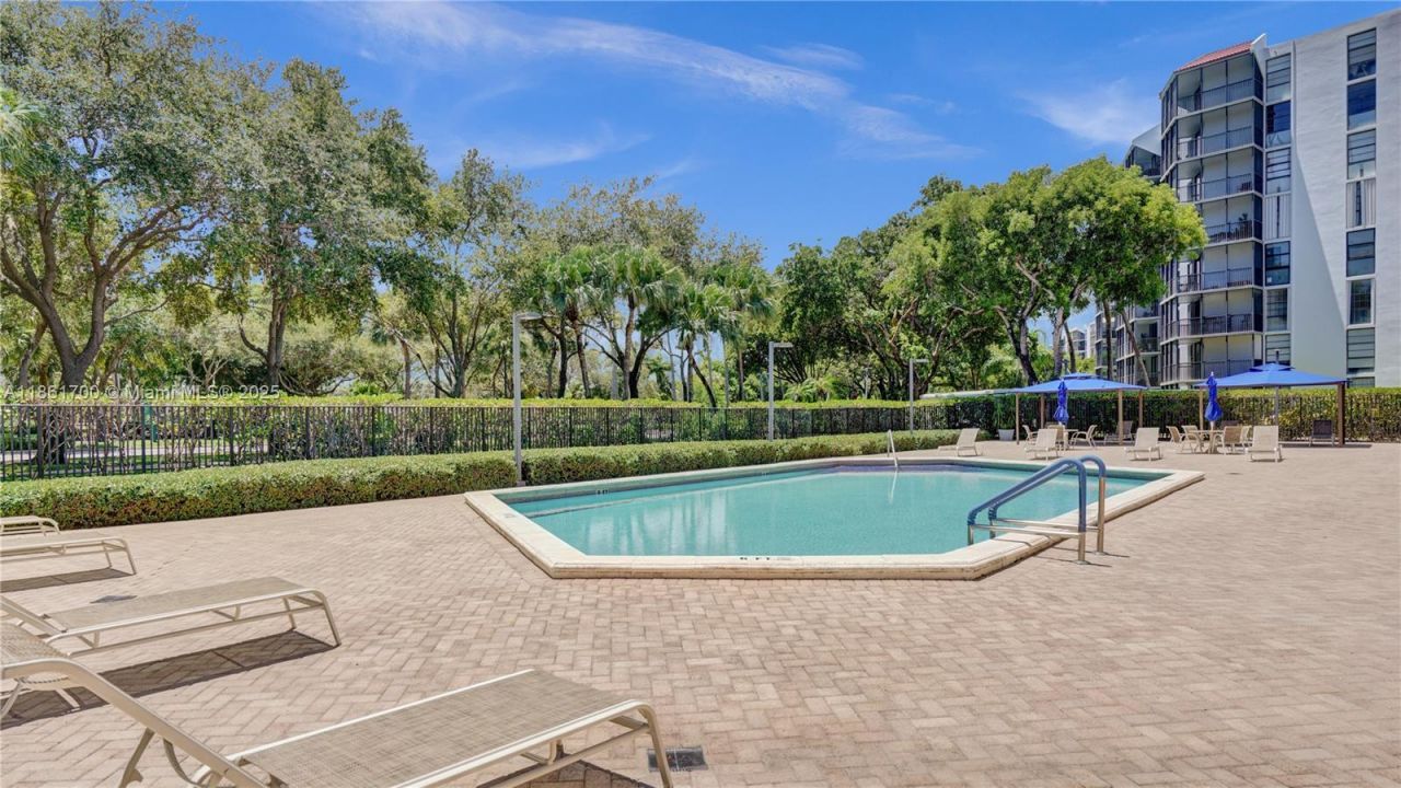 3101 N Country Club Dr, Unit 401, Aventura, FL 33180 Photo