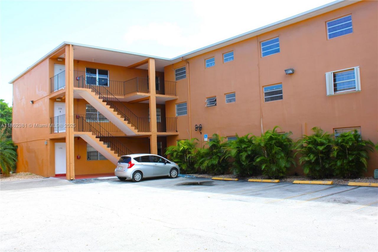 1280 W 54th St, Unit 308B, Hialeah, FL 33012 Photo
