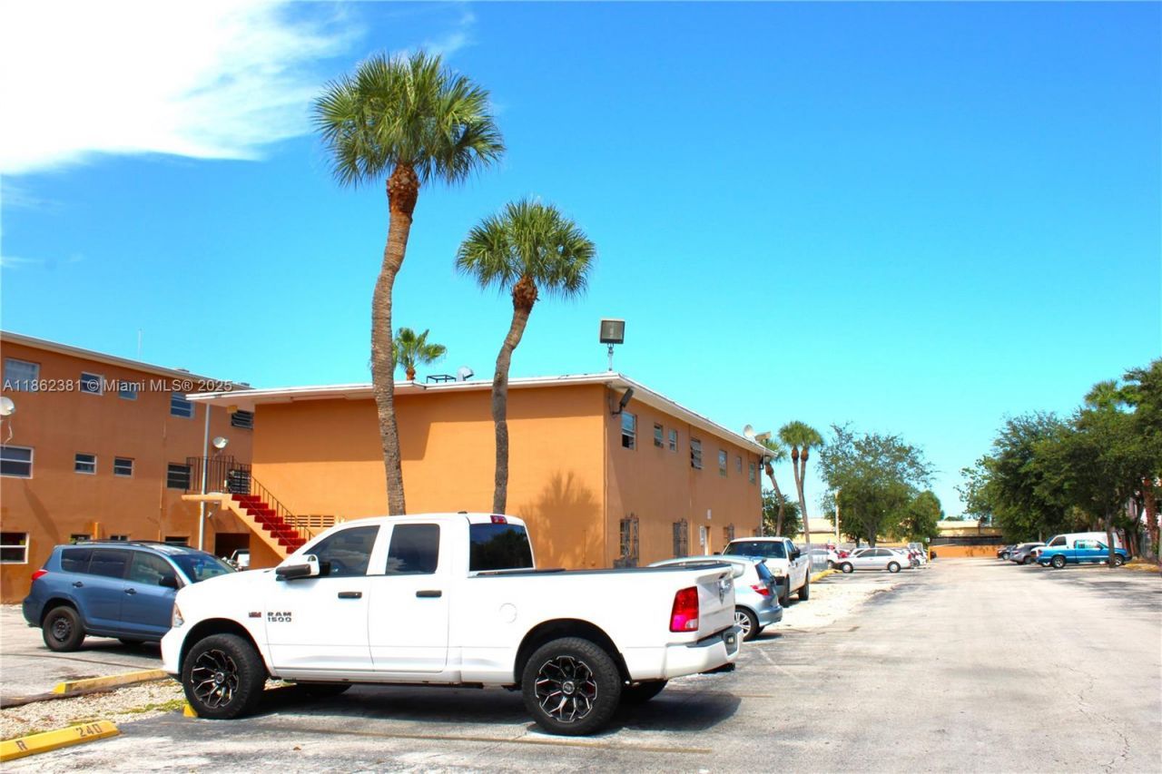 1280 W 54th St, Unit 308B, Hialeah, FL 33012 Photo