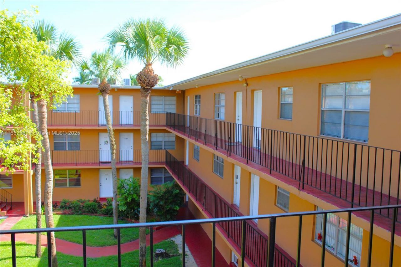 1280 W 54th St, Unit 308B, Hialeah, FL 33012 Photo