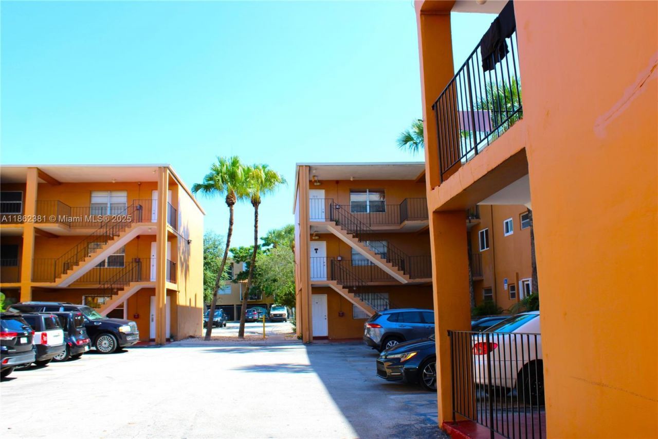 1280 W 54th St, Unit 308B, Hialeah, FL 33012 Photo