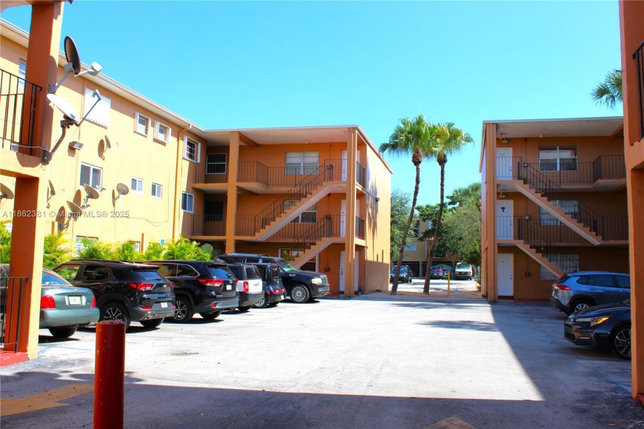 1280 W 54th St, Unit 308B, Hialeah, FL 33012 Photo