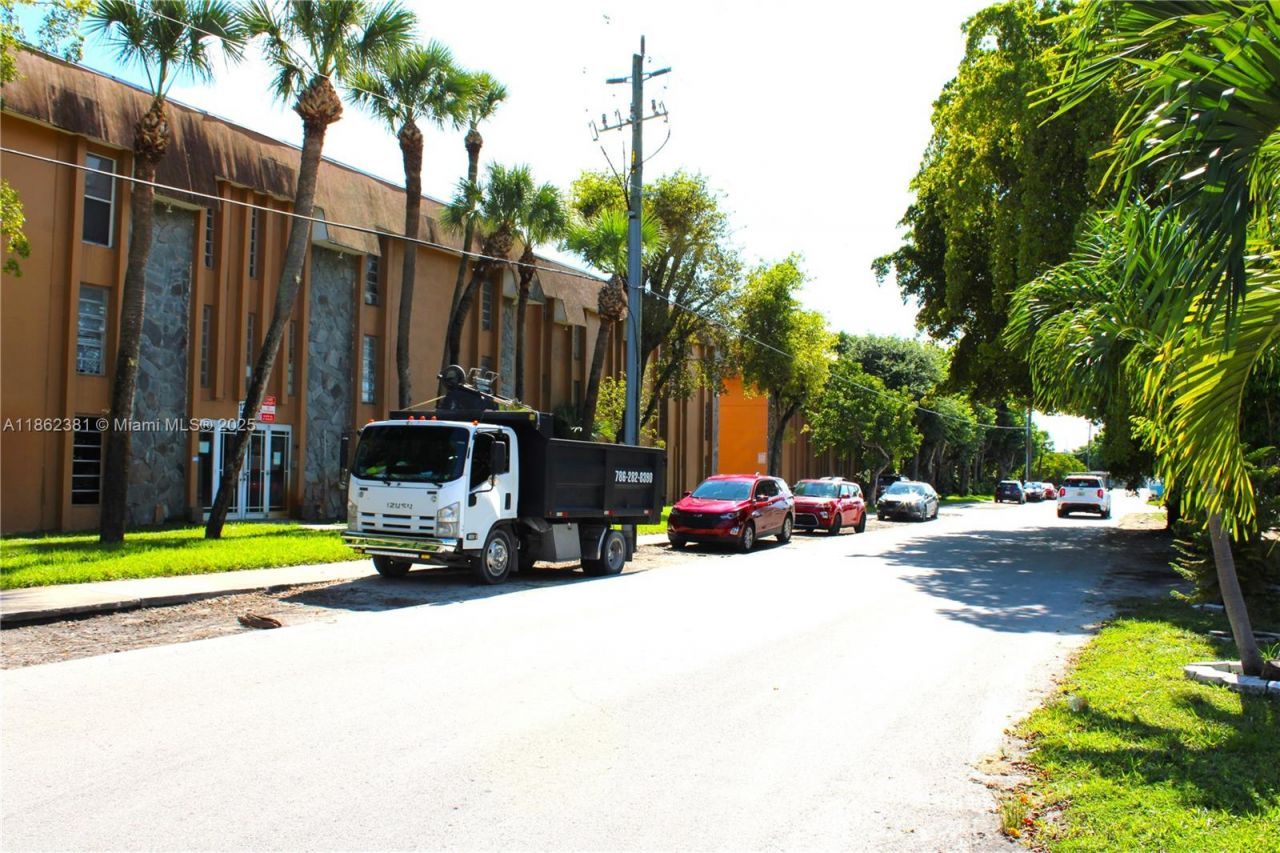 1280 W 54th St, Unit 308B, Hialeah, FL 33012 Photo