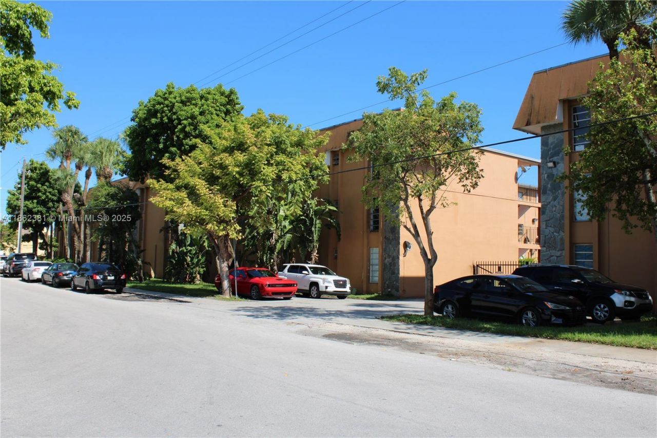 1280 W 54th St, Unit 308B, Hialeah, FL 33012 Photo