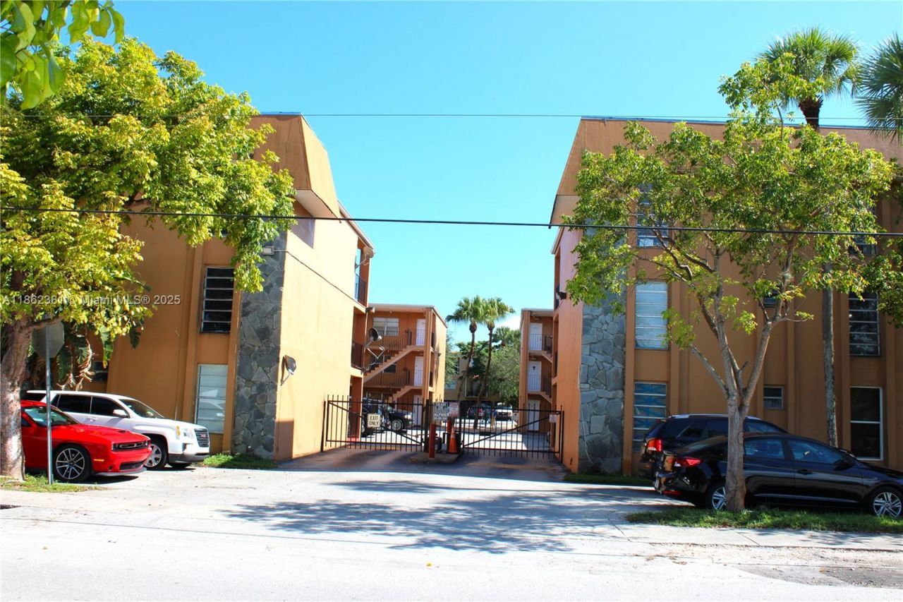 1280 W 54th St, Unit 308B, Hialeah, FL 33012 Photo