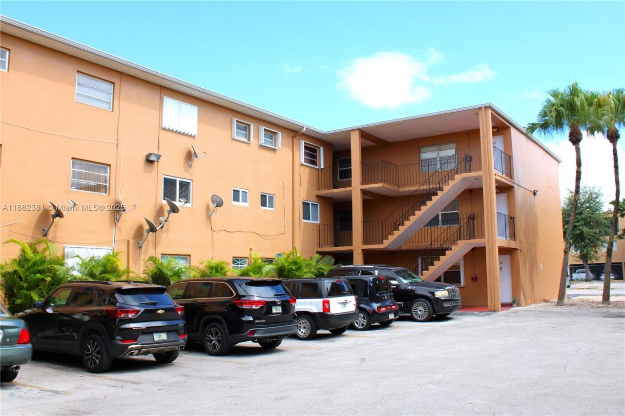 1280 W 54th St, Unit 308B, Hialeah, FL 33012 Photo