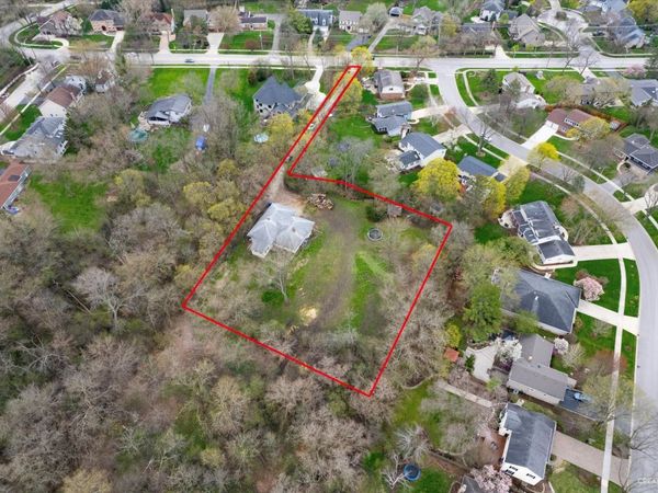 1601 W Wiesbrook Road, Wheaton, IL 60189