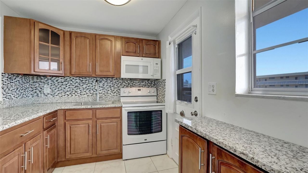 2905 Point East Dr, Unit L514, Aventura, FL 33160 Photo