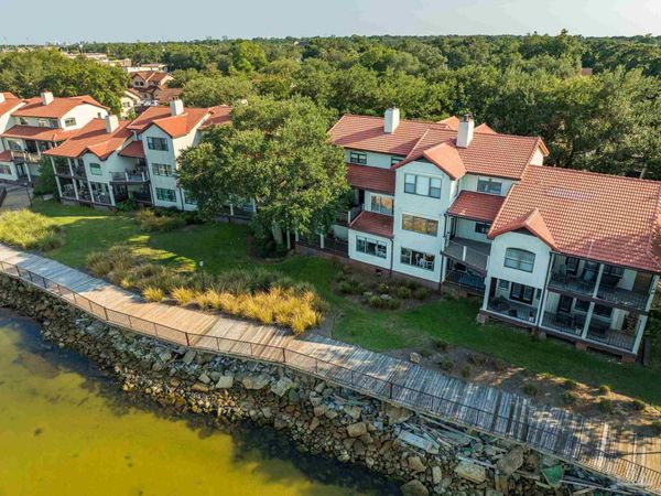 70 Baybridge Dr, Gulf Breeze, FL 32561