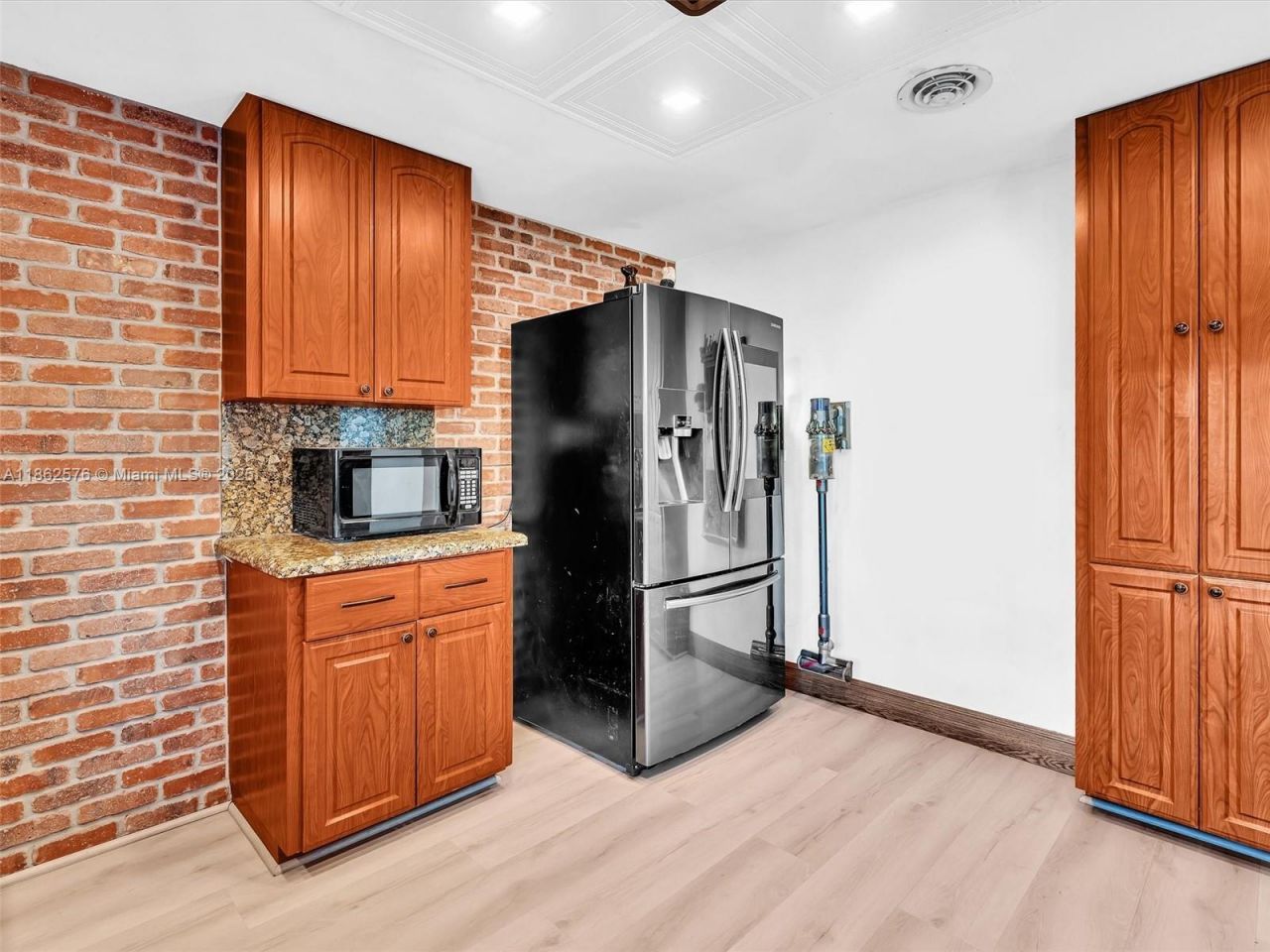 20350 Highland Lakes Blvd, Miami, FL 33179 Photo