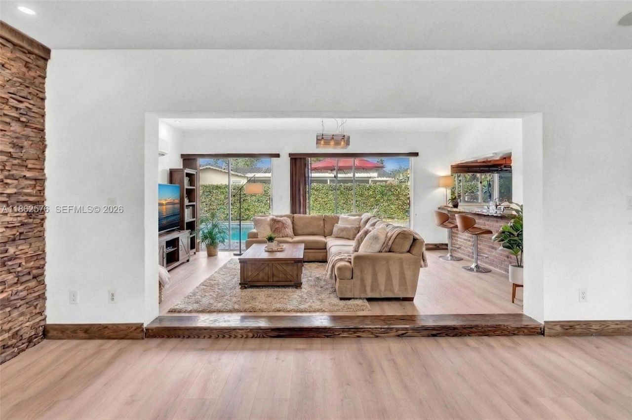 20350 Highland Lakes Blvd, Miami, FL 33179 Photo