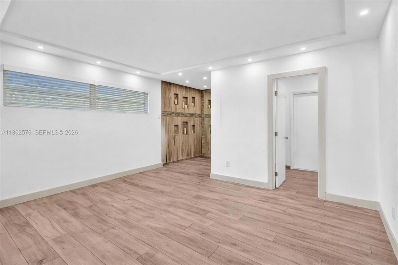 20350 Highland Lakes Blvd, Miami, FL 33179 Photo