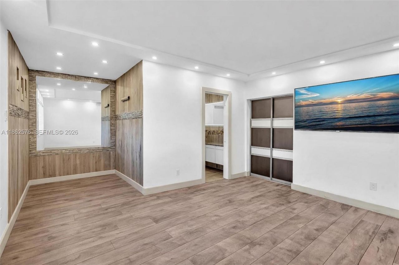 20350 Highland Lakes Blvd, Miami, FL 33179 Photo