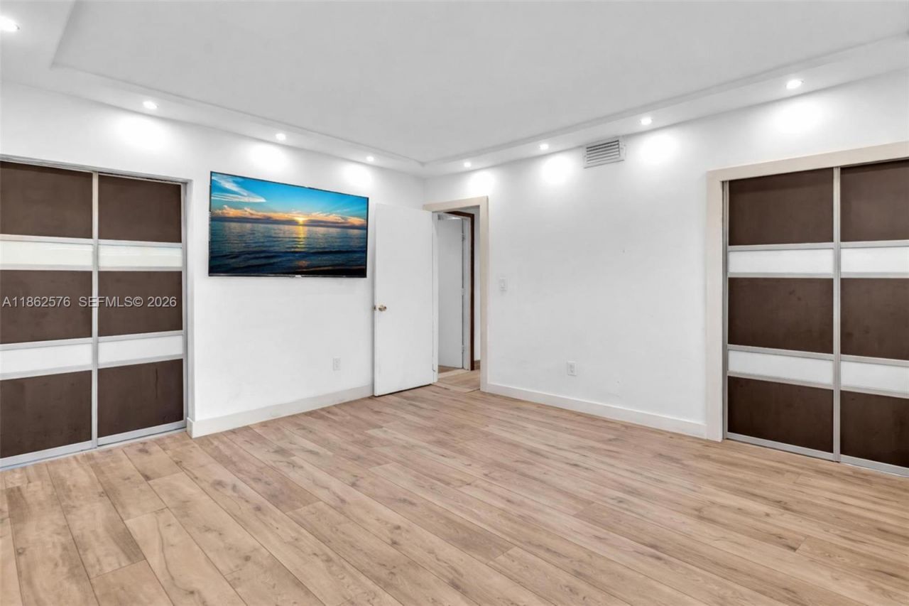 20350 Highland Lakes Blvd, Miami, FL 33179 Photo