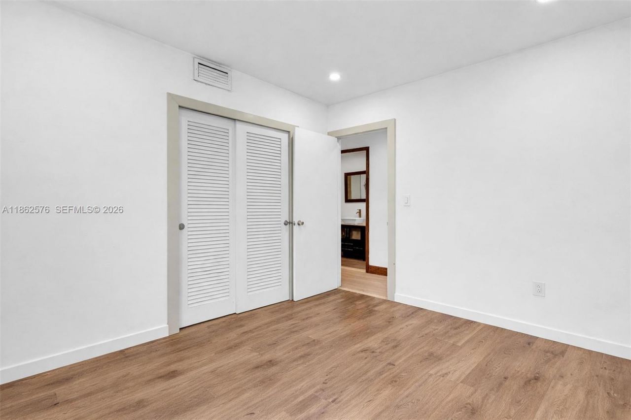 20350 Highland Lakes Blvd, Miami, FL 33179 Photo