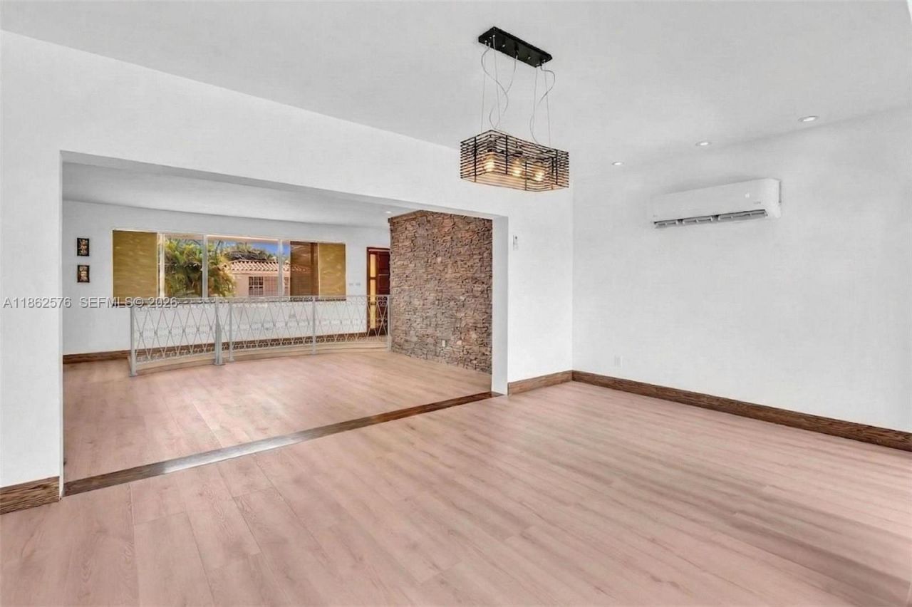 20350 Highland Lakes Blvd, Miami, FL 33179 Photo