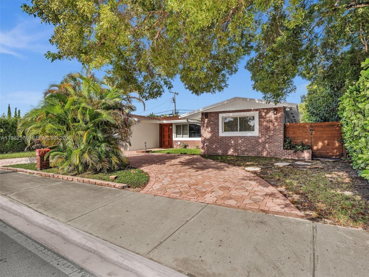 20350 Highland Lakes Blvd, Miami, FL 33179 Photo