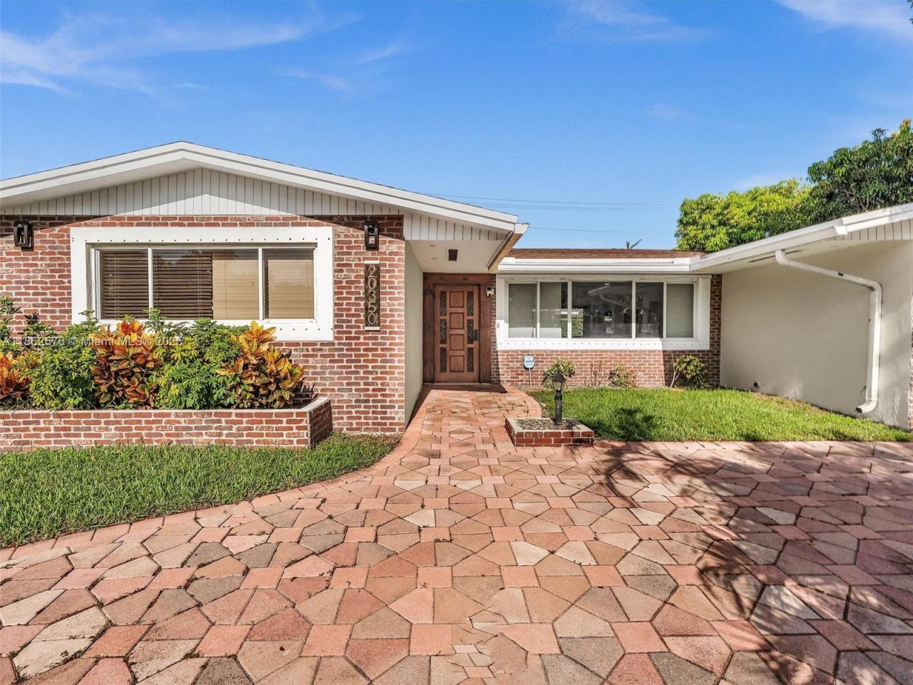 20350 Highland Lakes Blvd, Miami, FL 33179 Photo