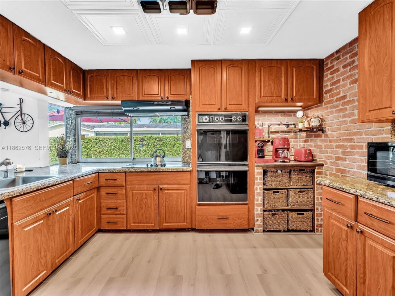 20350 Highland Lakes Blvd, Miami, FL 33179 Photo