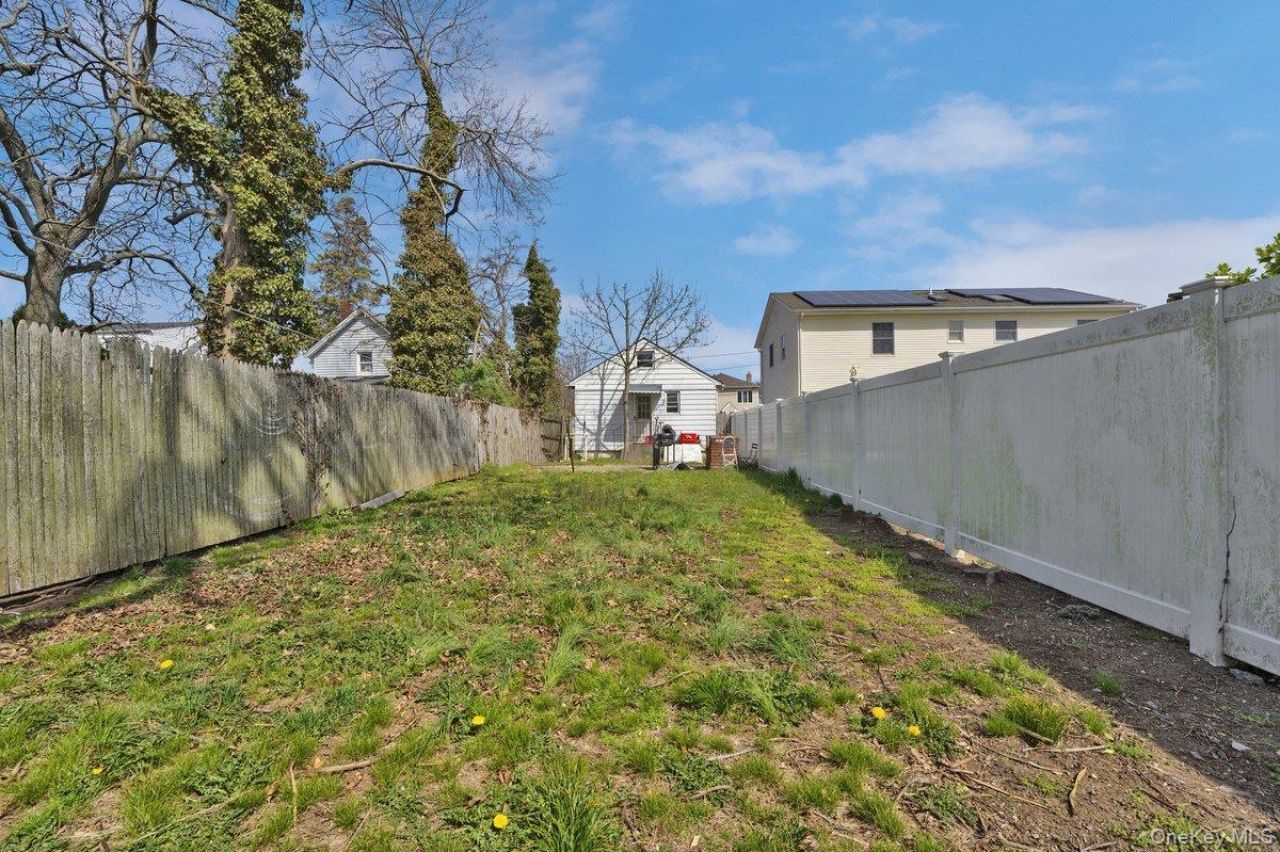 692 Beck Street, Hempstead, NY 11553 Main Photo