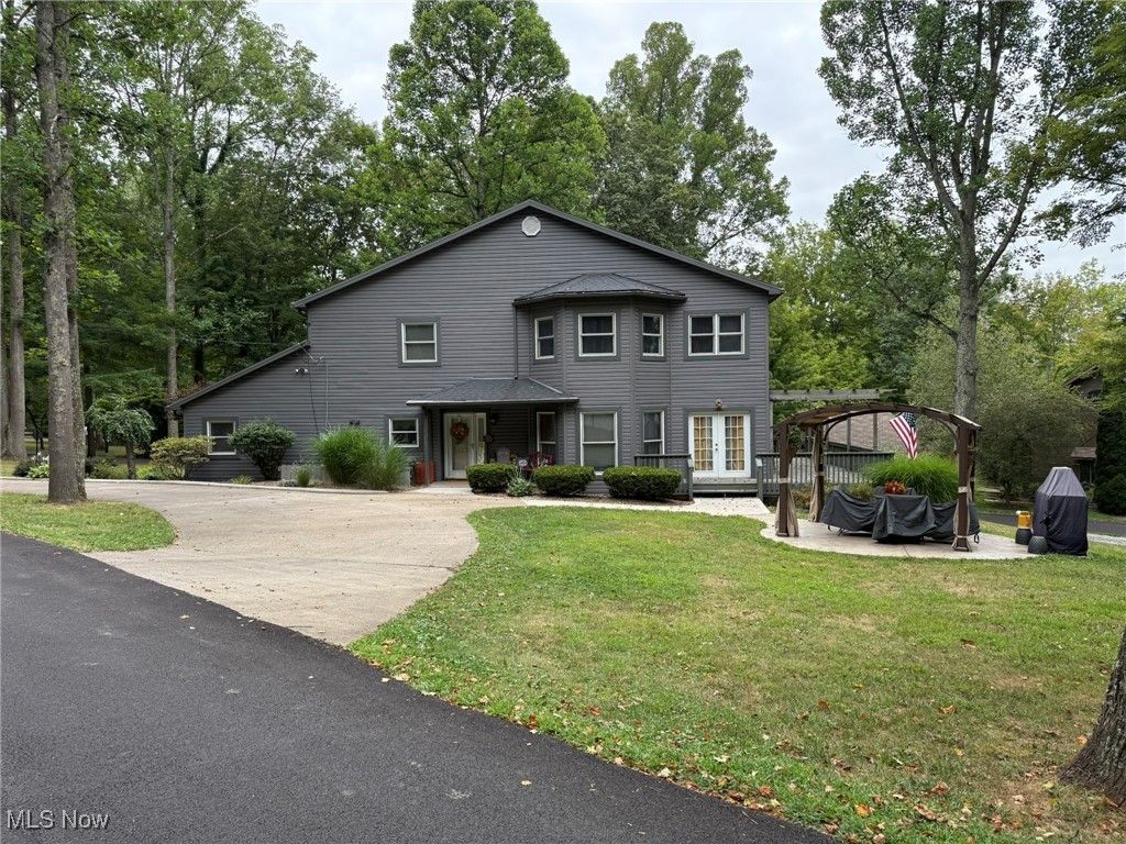 9156 Cherry Lane Ne, Mineral City, OH 44656 Main Photo