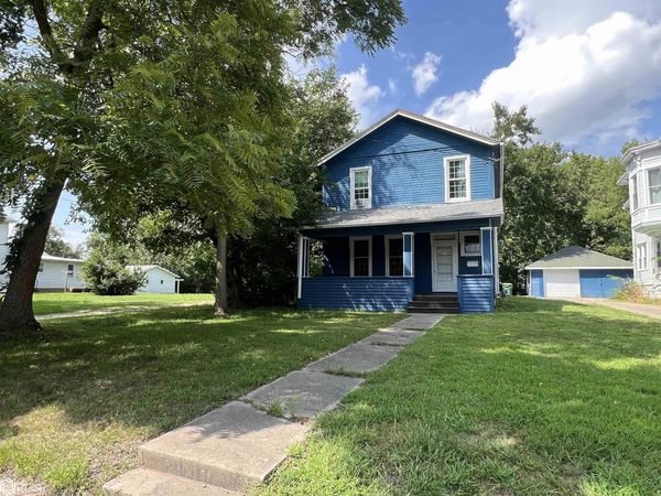 303 & 305 W Kirkwood Avenue, Fairfield, IA 52556