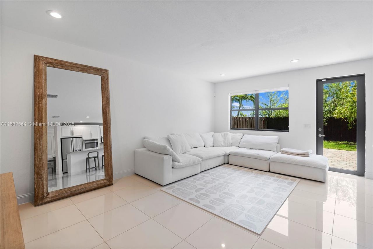 9974 NW 86th Ter, Doral, FL 33178 Photo