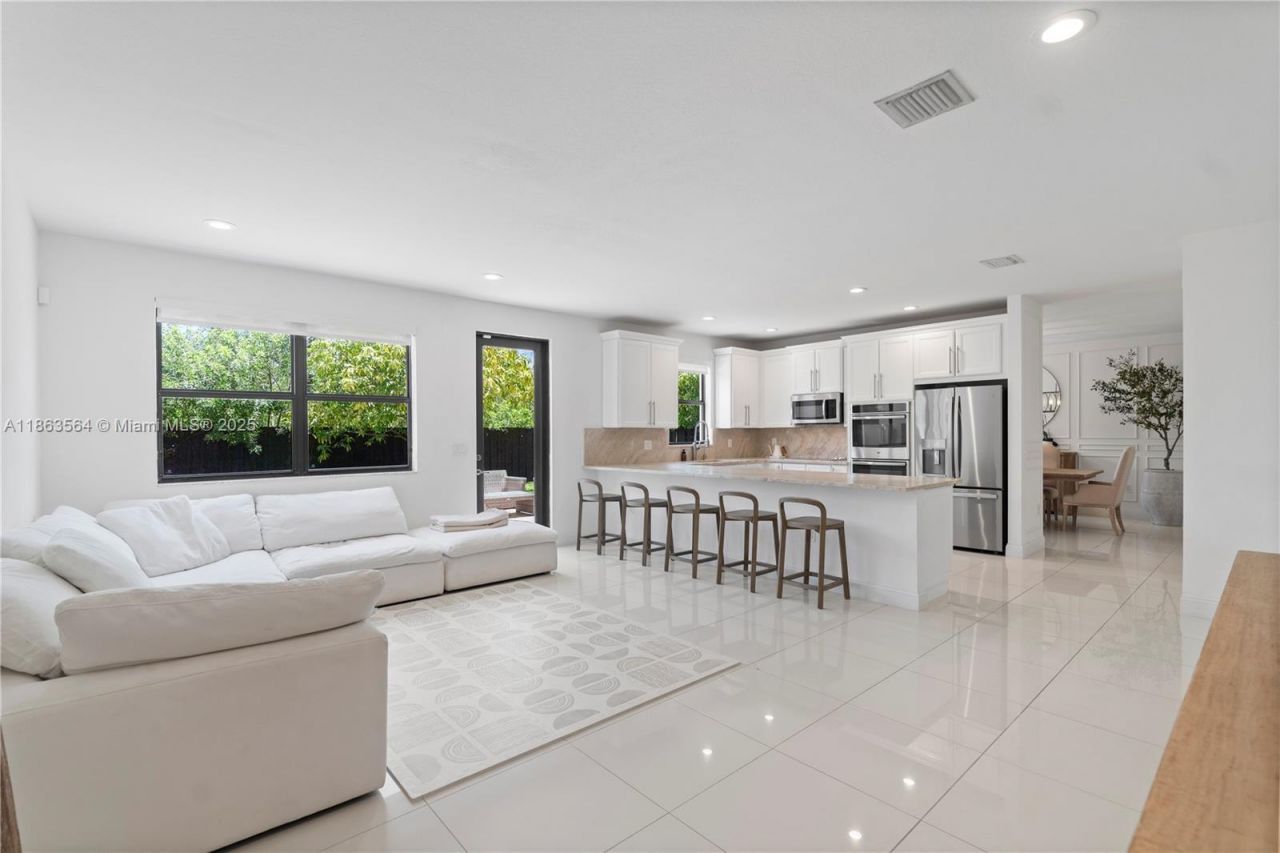 9974 NW 86th Ter, Doral, FL 33178 Photo
