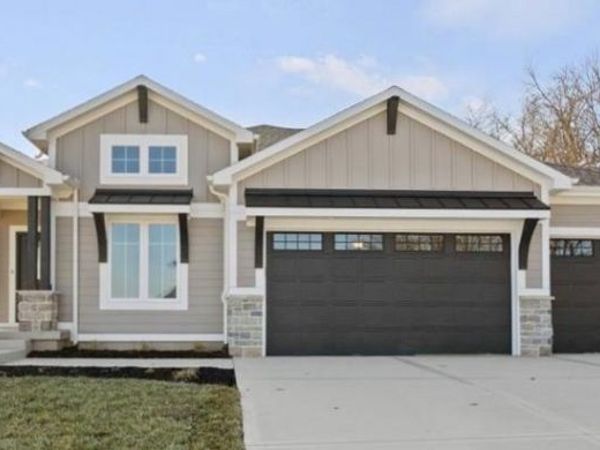 2233 SW Crown Drive, Lee's Summit, MO 64082