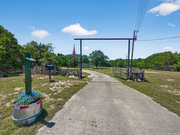 924 Wagon Creek, Bandera, TX 78003