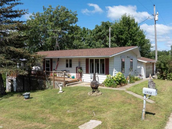 1332 Holiday Lane, Brooklyn, IA 52211