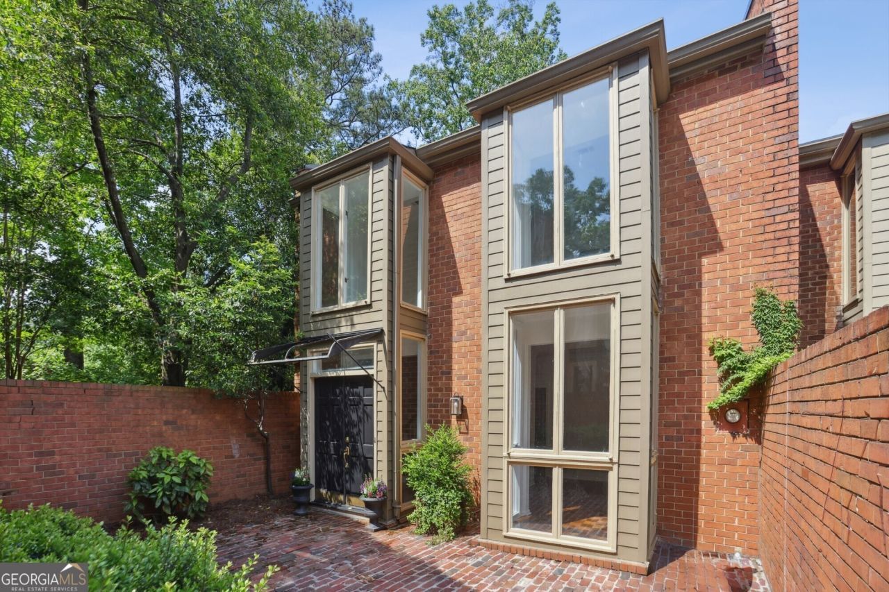 49 Willow Glen, Atlanta, GA 30342 Main Photo