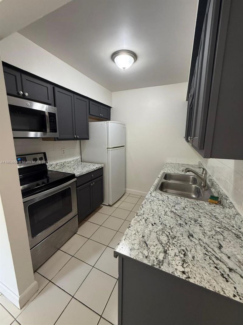 4121 NW 30th Ter, Unit 4, Lauderdale Lakes, FL 33309 Photo