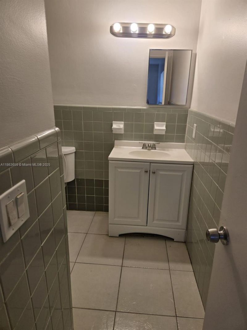 4121 NW 30th Ter, Unit 4, Lauderdale Lakes, FL 33309 Photo