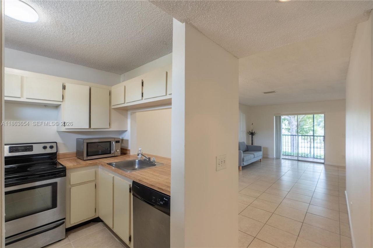 721 NW 103rd Ter, Unit 202, Pembroke Pines, FL 33026 Photo