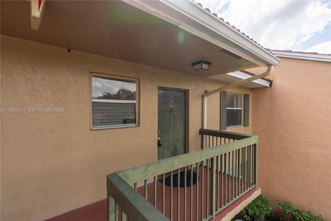 721 NW 103rd Ter, Unit 202, Pembroke Pines, FL 33026 Photo