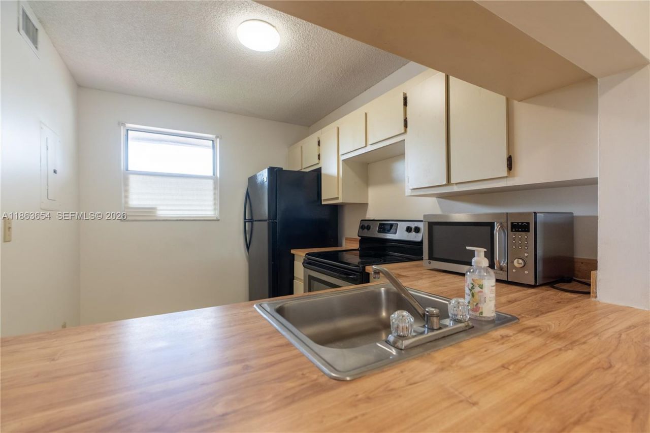 721 NW 103rd Ter, Unit 202, Pembroke Pines, FL 33026 Photo