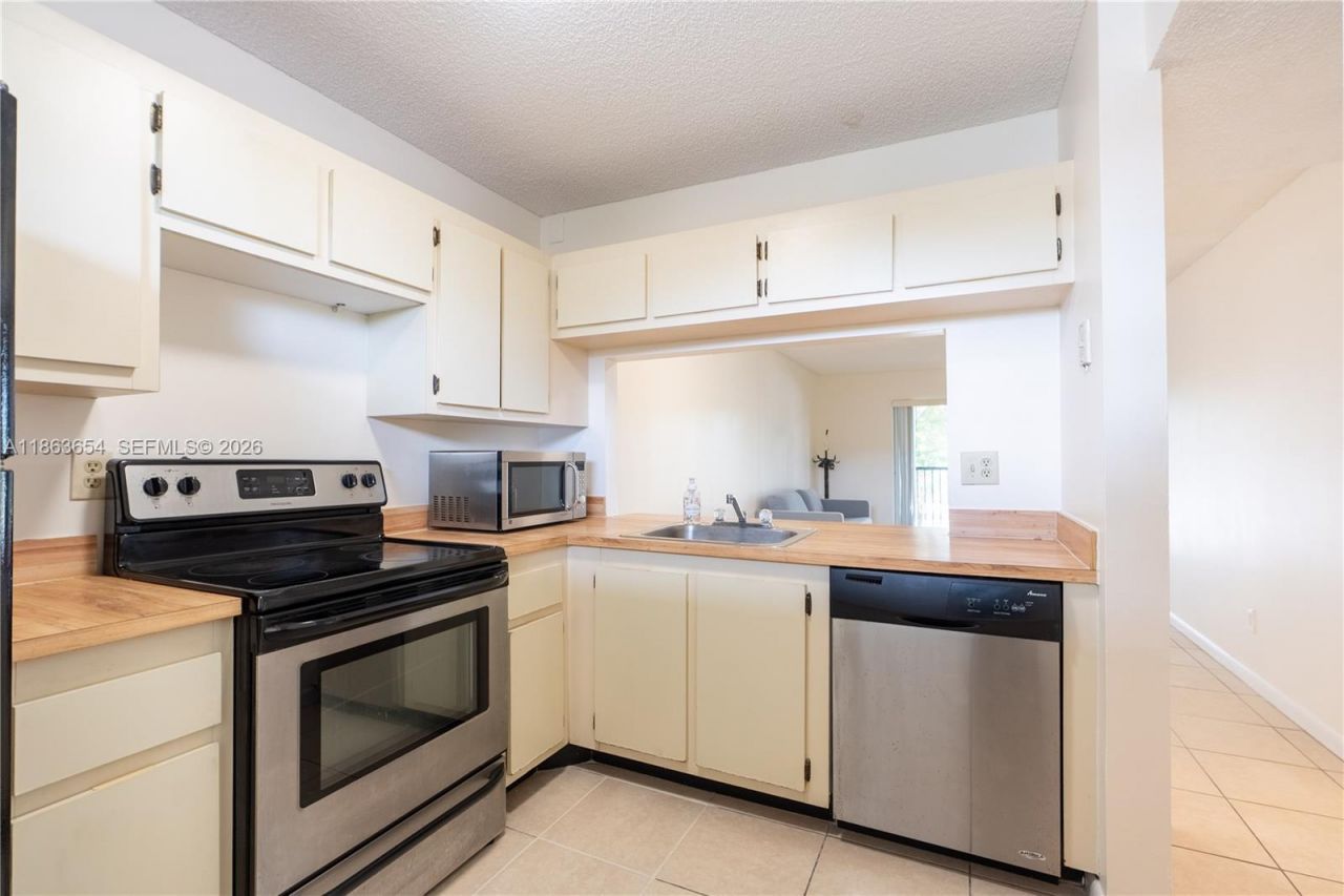 721 NW 103rd Ter, Unit 202, Pembroke Pines, FL 33026 Photo