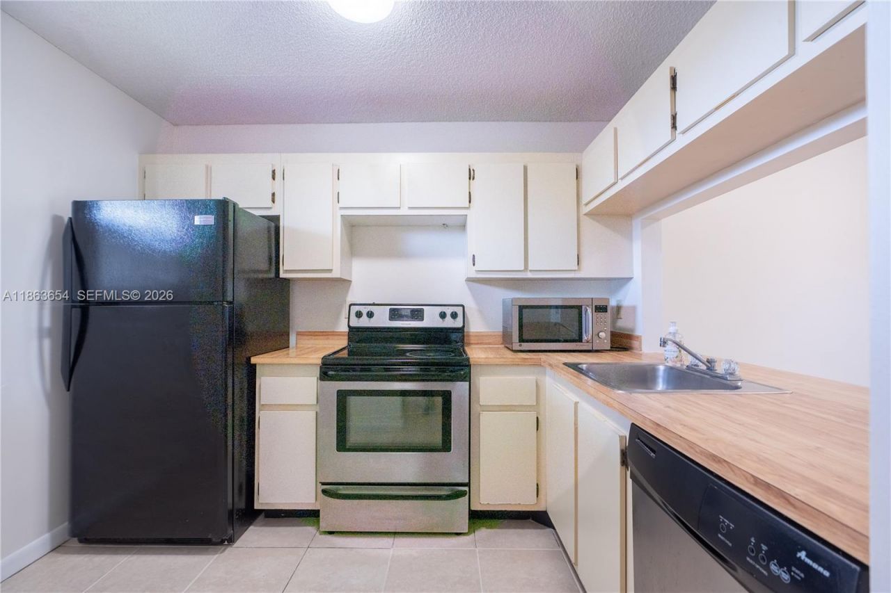 721 NW 103rd Ter, Unit 202, Pembroke Pines, FL 33026 Photo