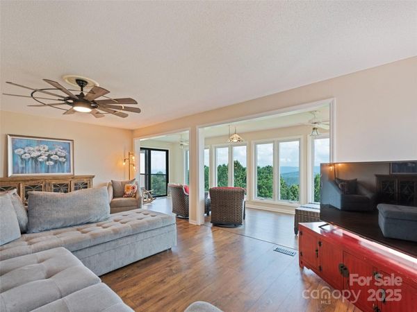 602 Fleetwood Plaza, Hendersonville, NC 28739