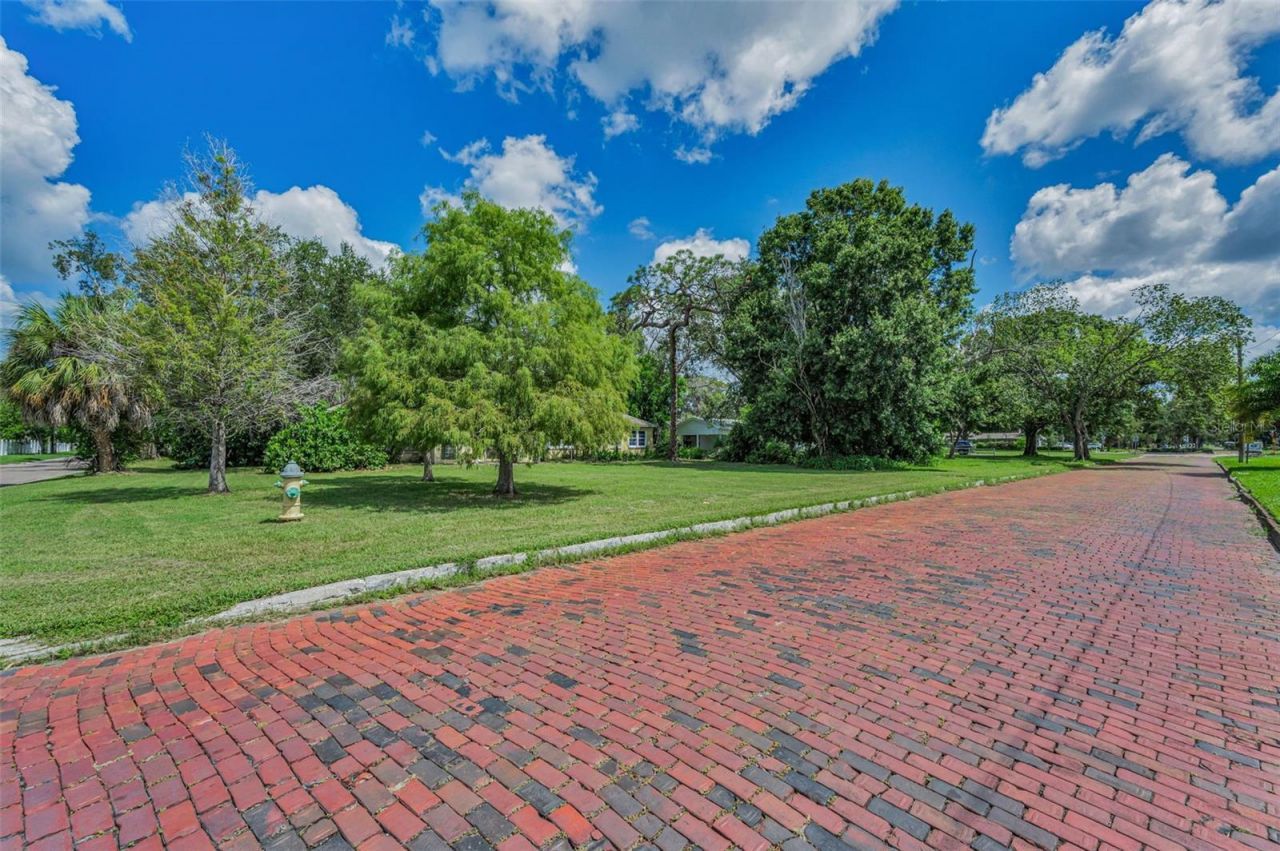 645 Villagrande Avenue S, Saint Petersburg, FL 33707 Photo