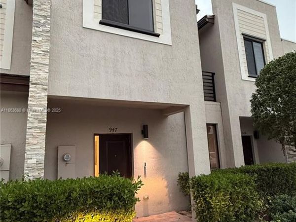947 NE 211th St, Unit 947, Miami, FL 33179