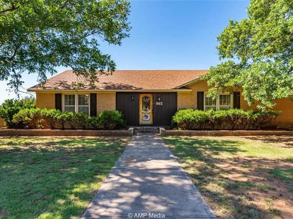 902 E Burnside Street, Rotan, TX 79546