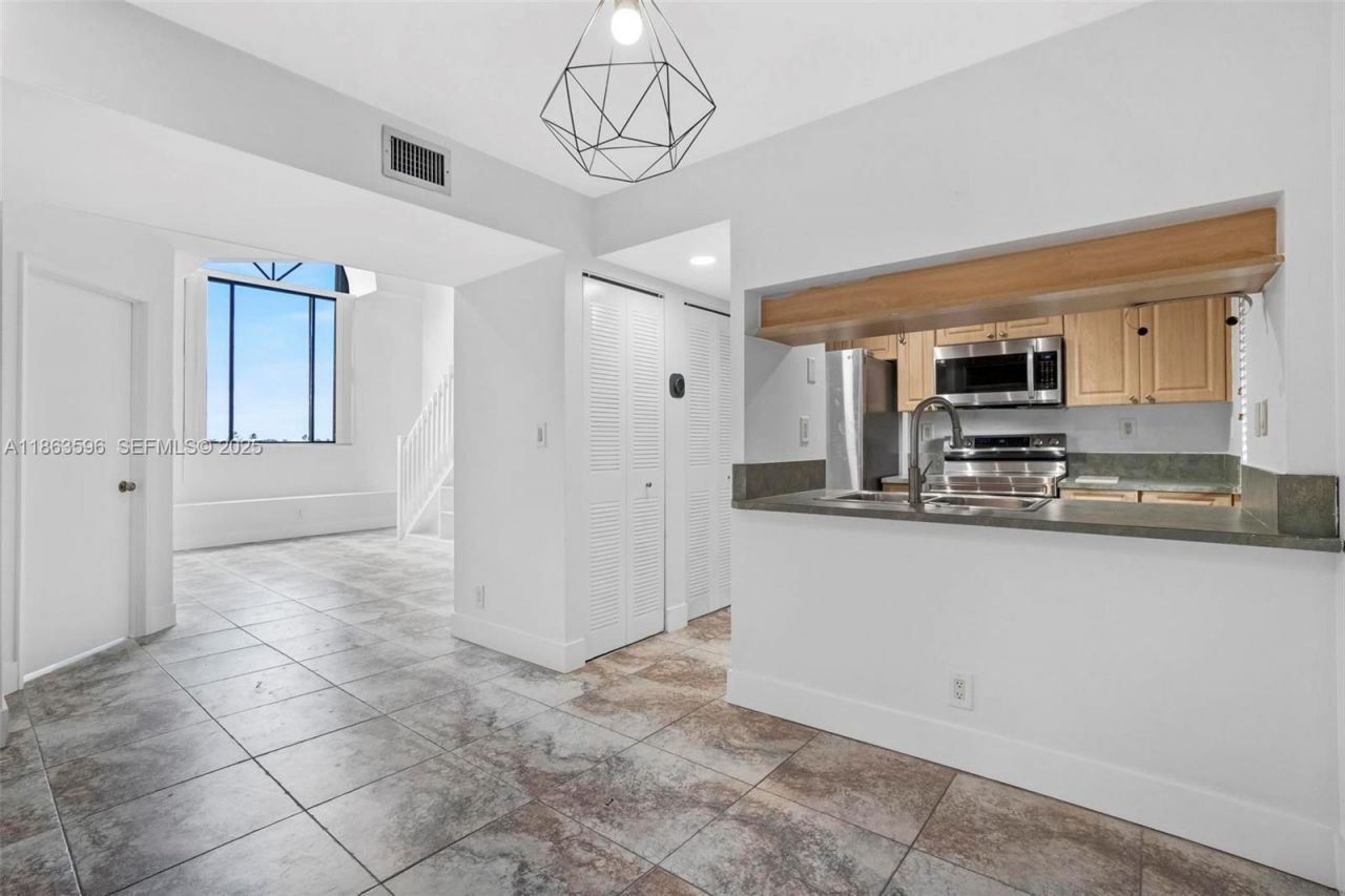 15549 N Miami Lakeway N, Unit 306, Miami Lakes, FL 33014 Photo