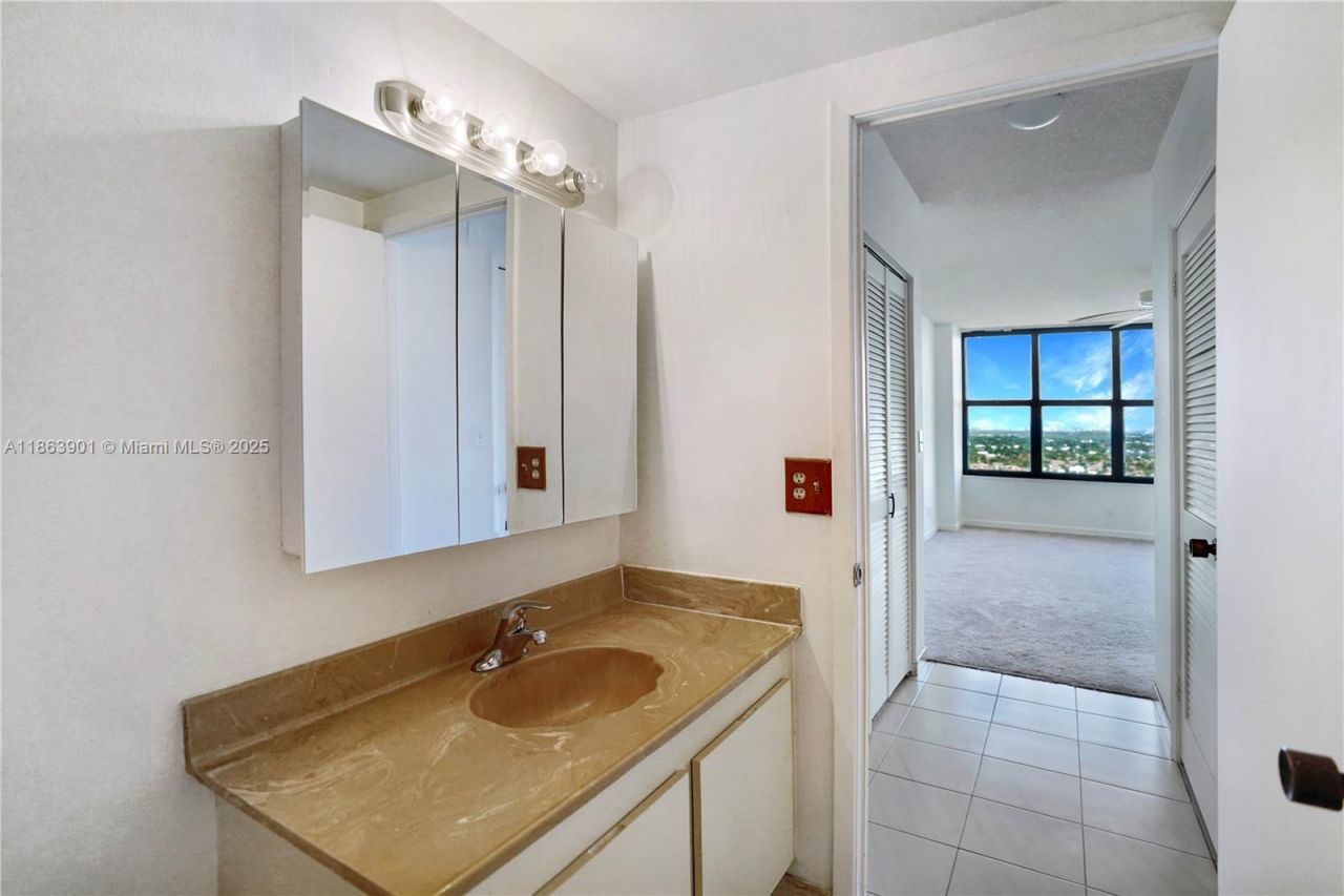 2500 Parkview Dr, Unit 2408, Hallandale Beach, FL 33009 Photo