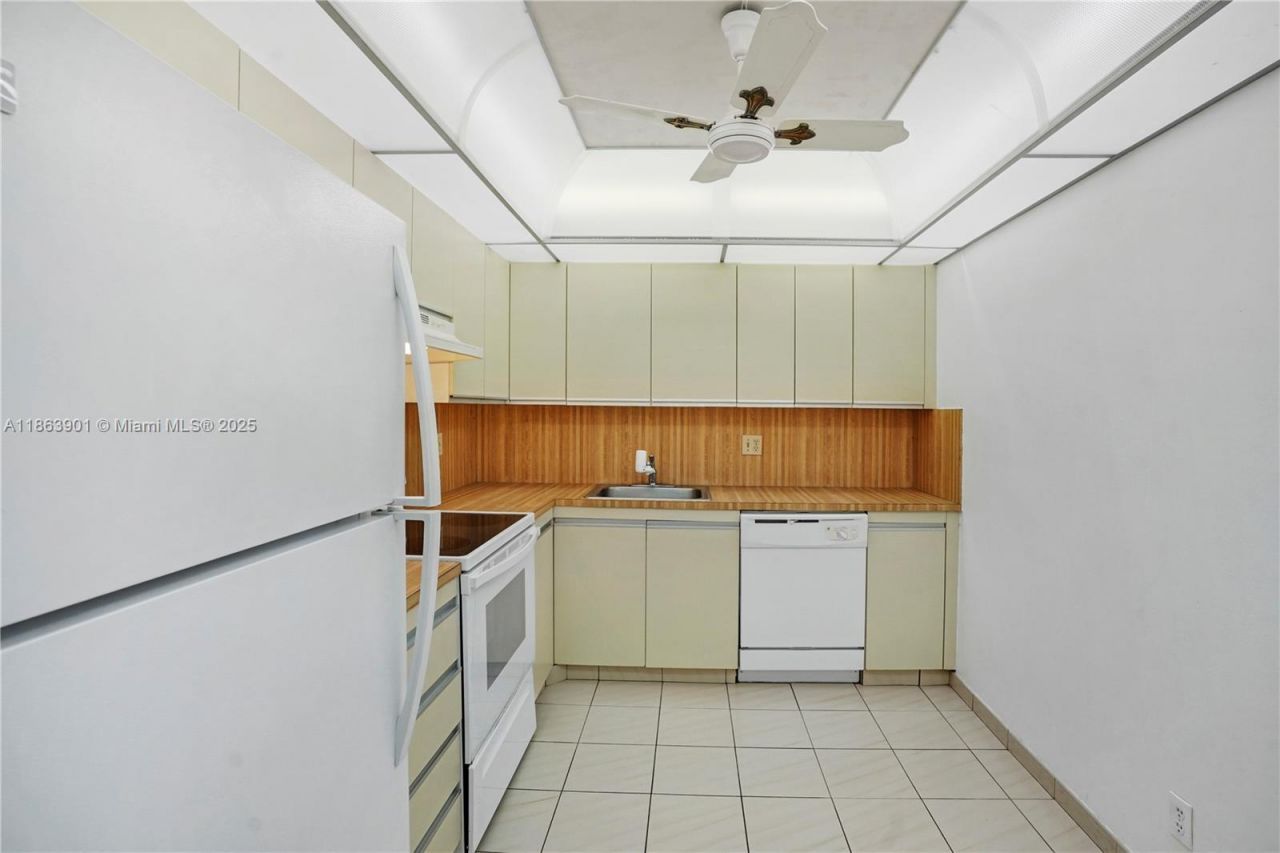 2500 Parkview Dr, Unit 2408, Hallandale Beach, FL 33009 Photo